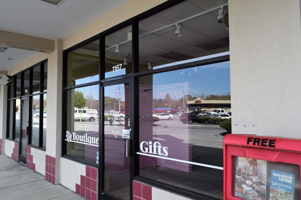 Manhattan Place Shopping Center: 1175 Oak Ridge Turnpike, Oak Ridge, TN 37830